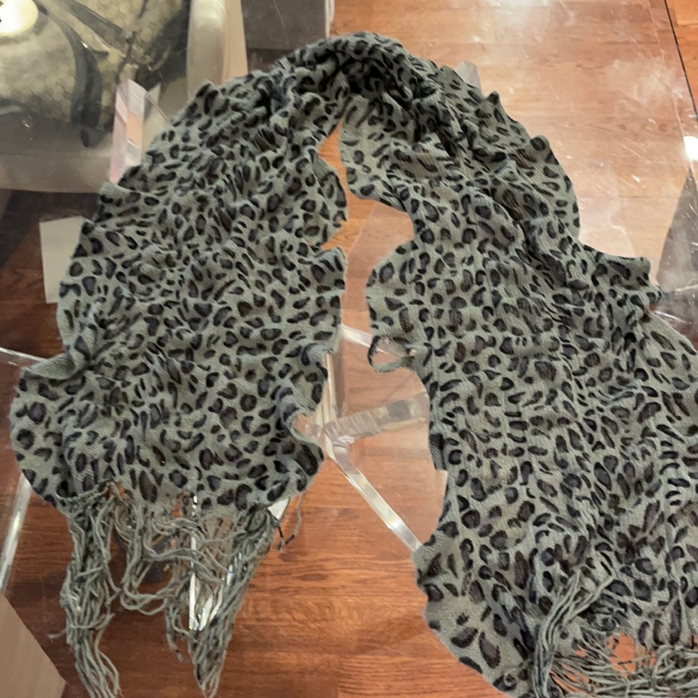 Gray black leopard print Ruffle scarf